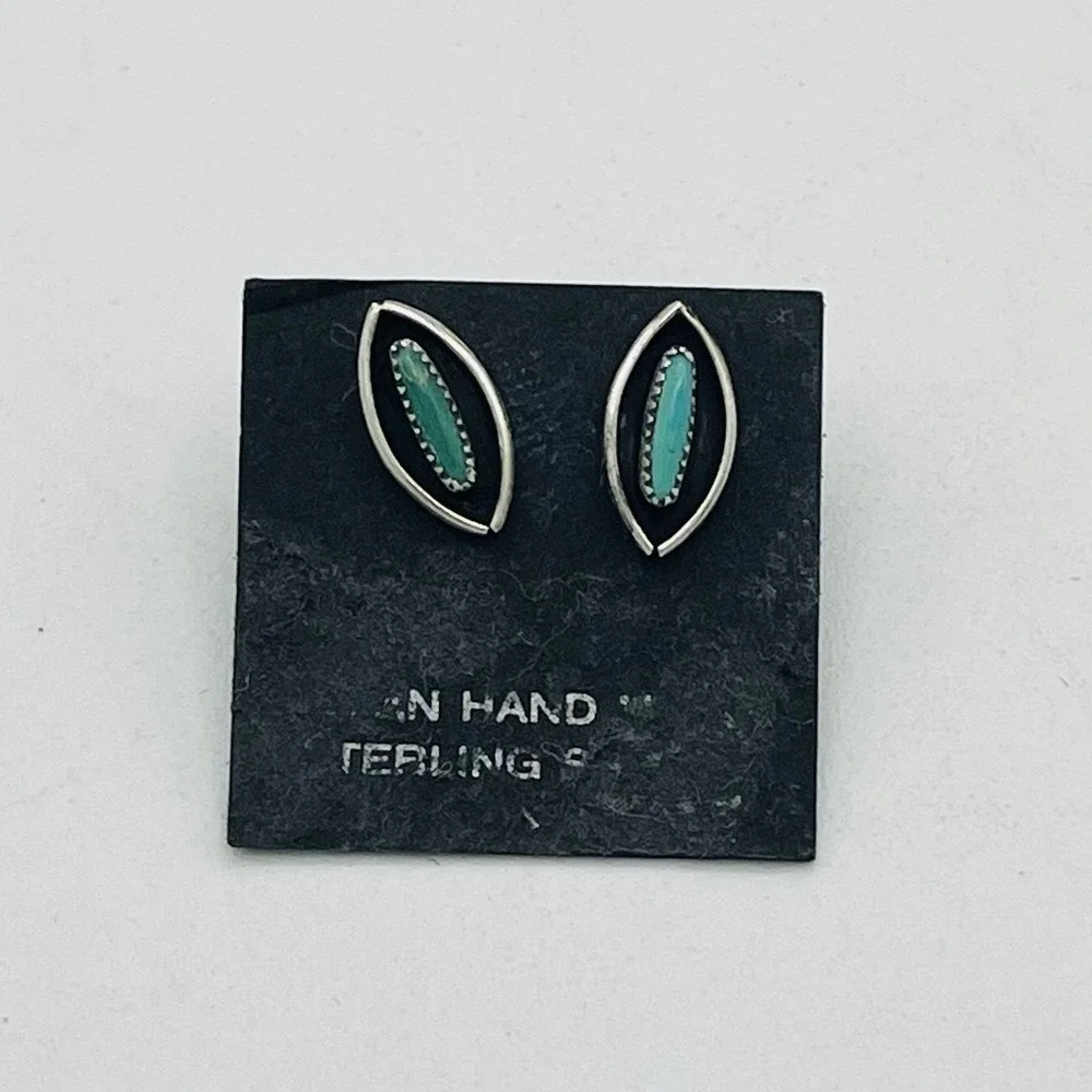 Sterling Silver Unsigned Zuni Needle Point Earrings 1.05g